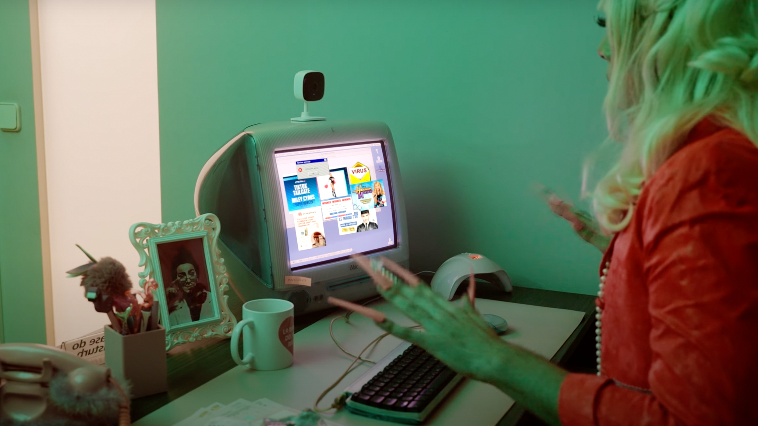 Still from the music video Tamagotchi by Putochinomaricón