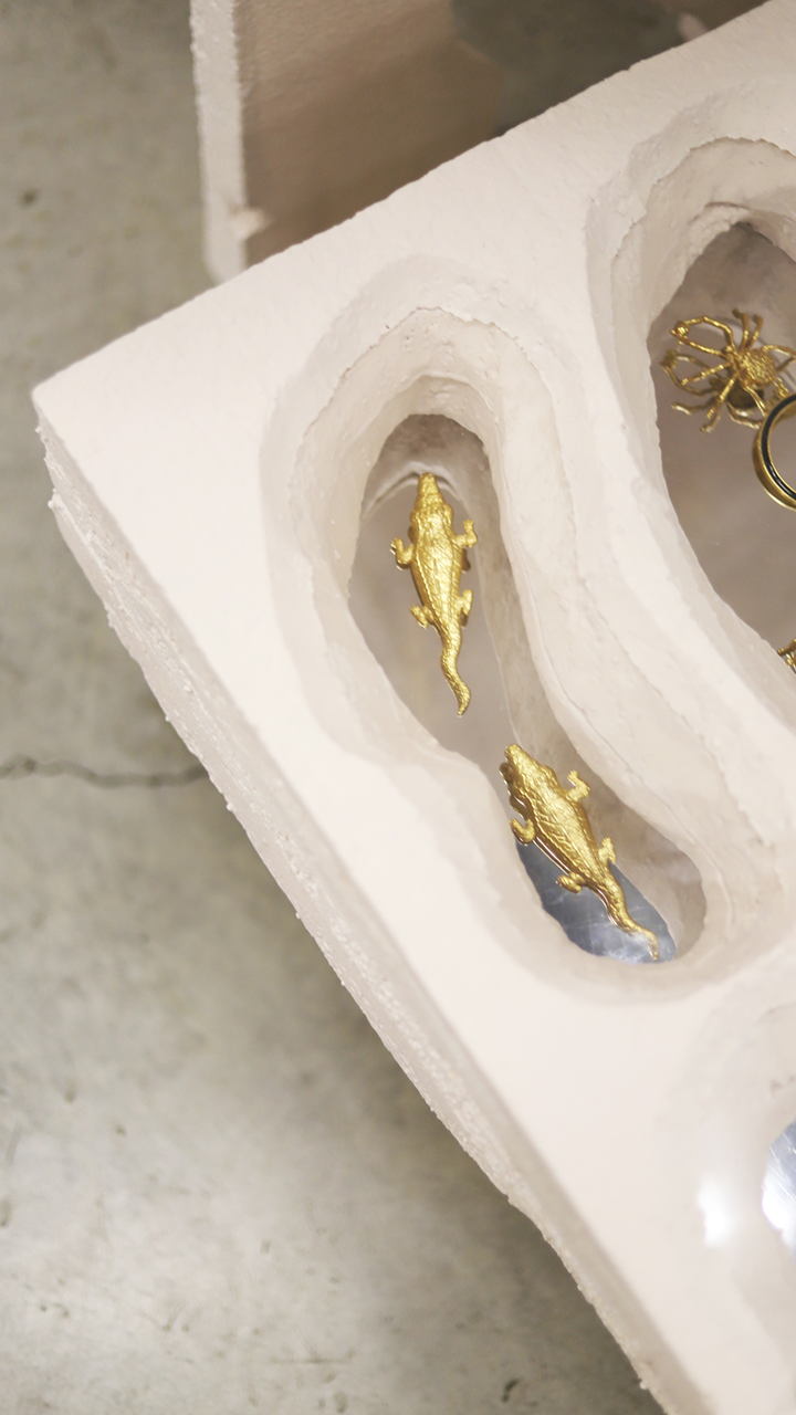 Uploading fashion pop-up store furniture design for jewelery